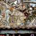 ...sculture di donne, mosaici, specchi, fondi di bottiglia